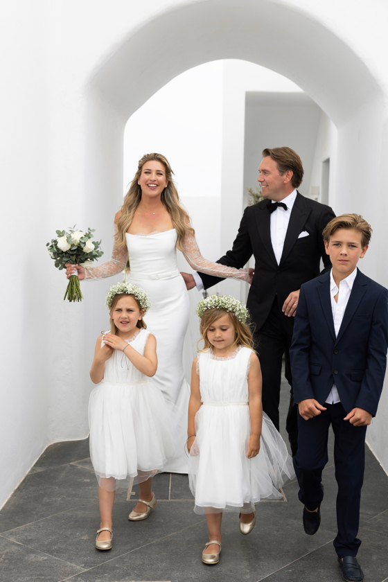 Familie foto Bo Wilkes & Paul Hinfelaar bij destination wedding in Santorini trouwen op Nobu