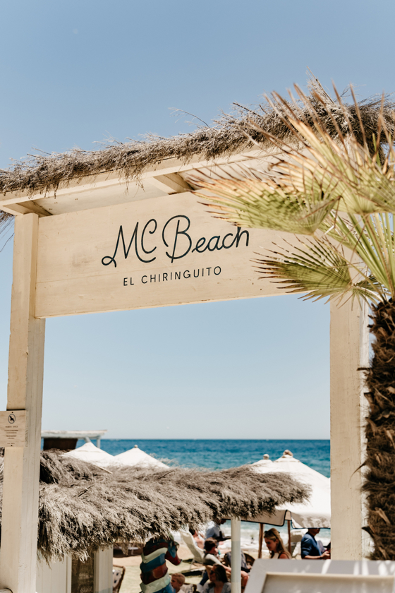 Houten ingang van restaurant MC Beach in Marbella met uitzicht op de zee